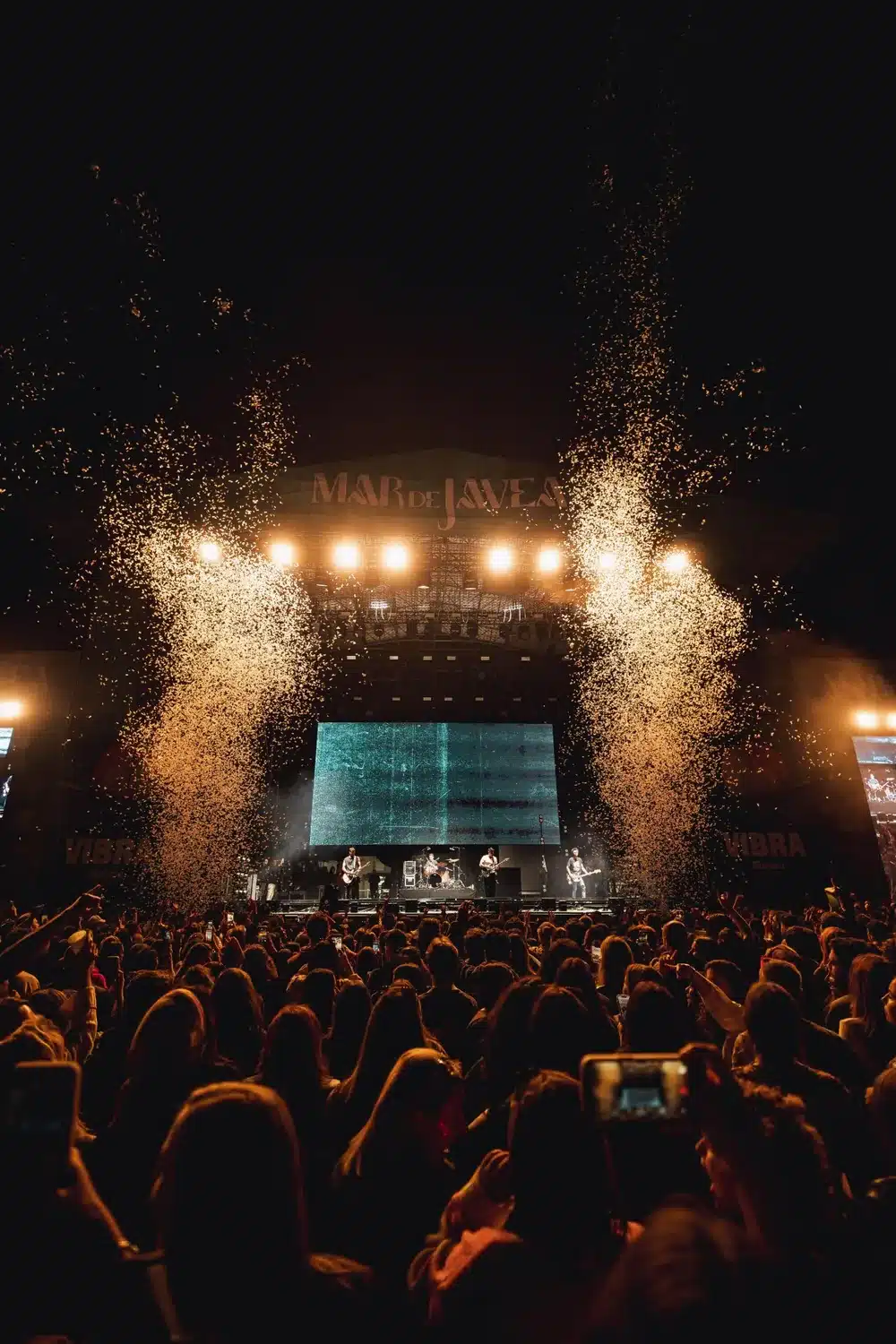 Escenario de Mar de Jávea de noche con columnas de confeti sobre el público