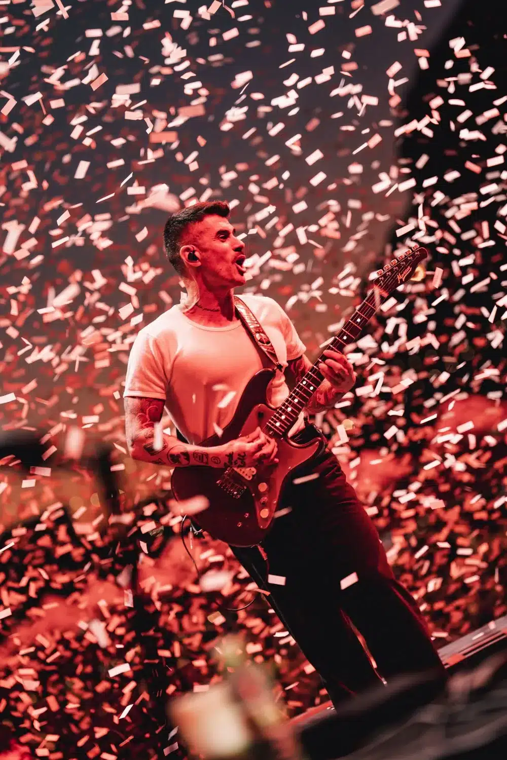 Guitarrista de Pignoise tocando bajo una lluvia de confeti en Mar de Jávea Festival